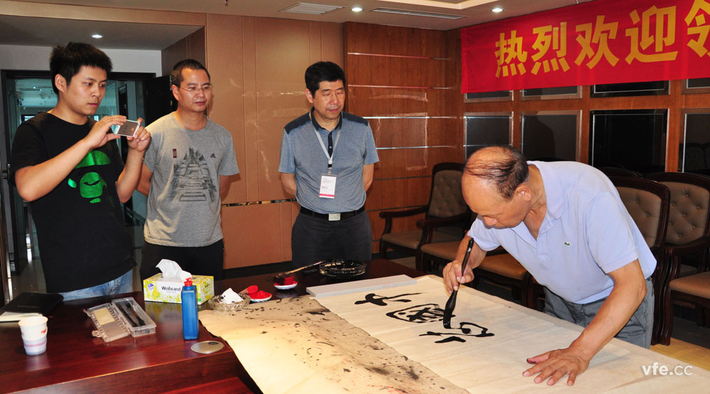 國(guó)防科大原電子科學(xué)與工程學(xué)院政委 為“中國(guó)芯，銀河夢(mèng)”題詞